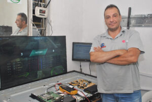 Servicio de reparación de electrodomésticos de línea marrón y blanca.